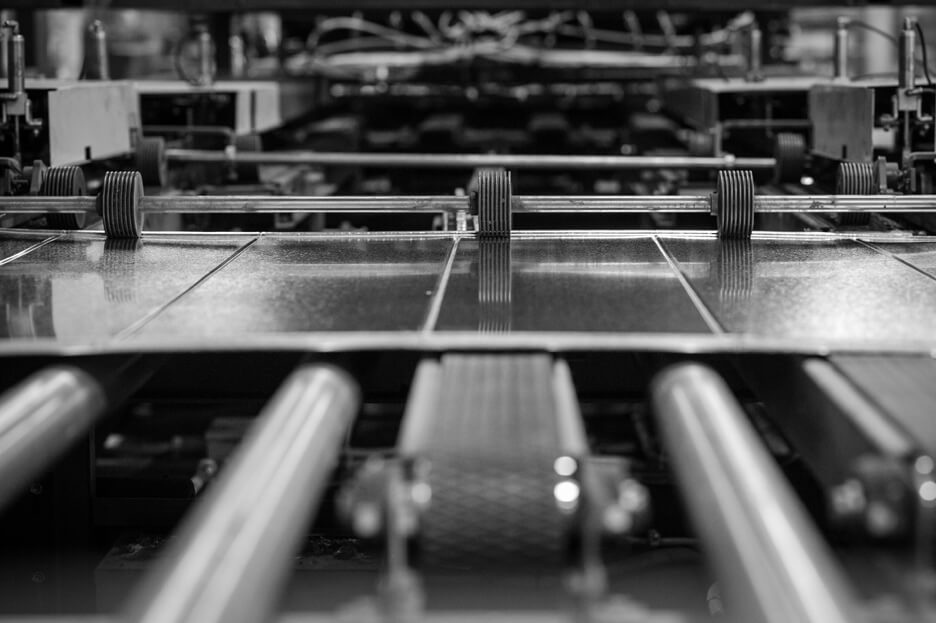 Ligne de production automatisée pour la découpe et le formage de panneaux en acier galvanisé pour conduits de ventilation.