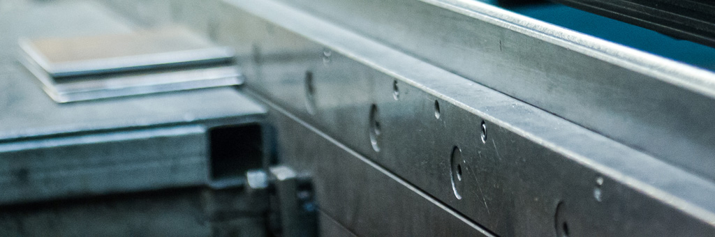 Une presse-plieuse hvac pour la fabrication de conduits de ventilation en métal